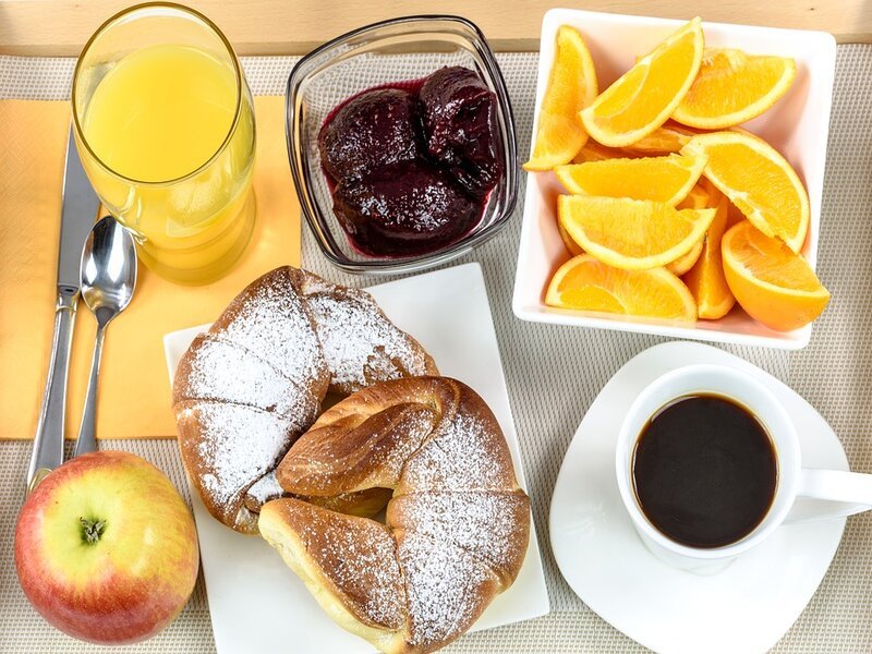 soñar con desayuno