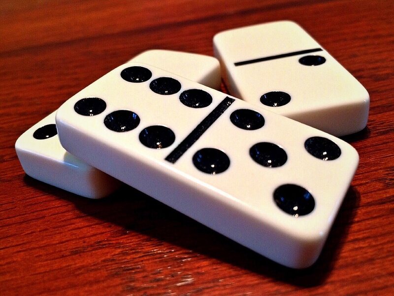 soñar con dominó